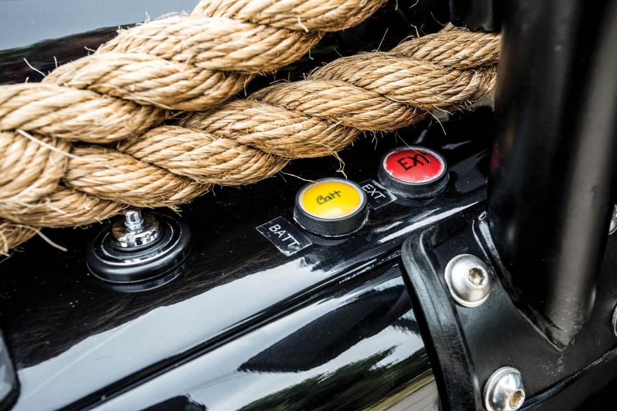 Детали экстерьера Land Rover Defender 110 James Bond Villain 2017 года  (фото 4 из 21)